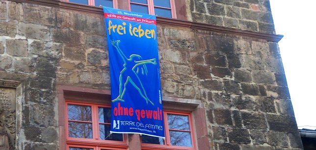 Bild: Auch am Nordh&auml;user Rathaus h&auml;ngt die Blaue Fahne als Zeichen gegen Gewalt