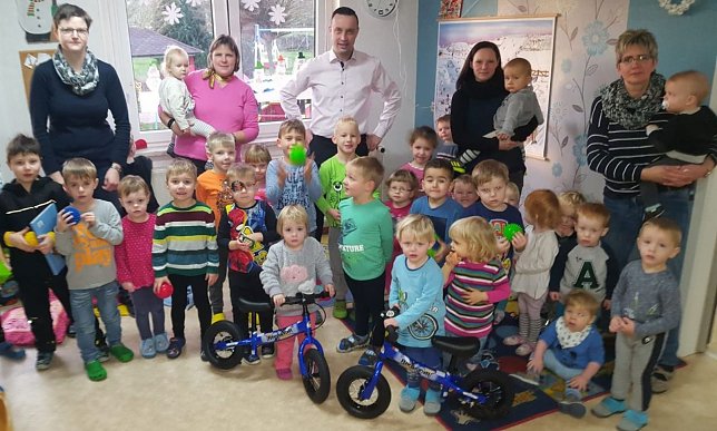 Bild: Kinder freuten sich &uuml;ber neue Spielger&auml;te