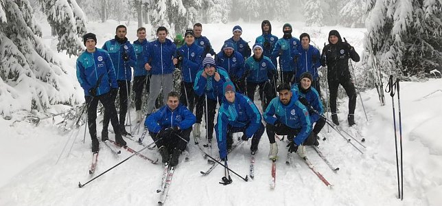 Bild: Fu&szlig;baller im Schnee