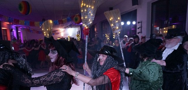 Bild: N&auml;rrisches Treiben in Urbach