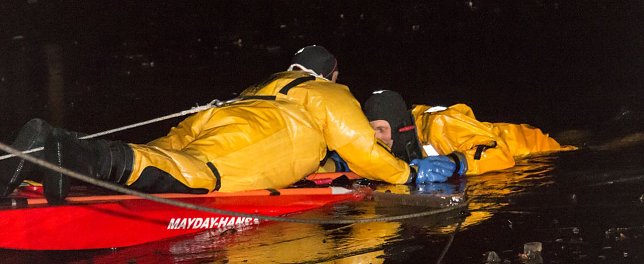 Bild: Aus eiskalten Fluten gerettet