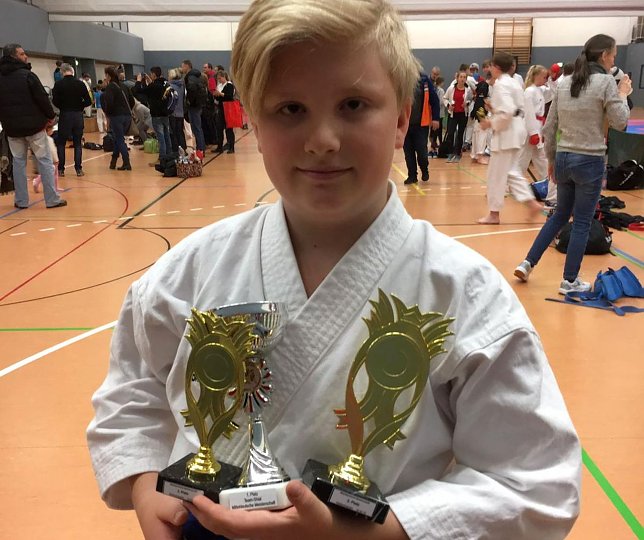 Bild: Nico Reim mit seiner Pokal-Kollektion