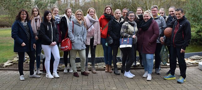 Bild: Mehrgenerationen-Projekt im Pflegeheim