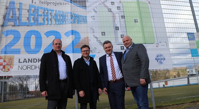 Bild: v.l.: Landrat Matthias Jendricke, der Bundestagsabgeordnete Carsten Schneider, der Leiter der Servicegesellschaft Gunnar Reuter und Wacker-Chef Nico Kleofas