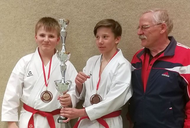 Bild: Schneider und Ritter mit Sportwart Willy V&ouml;lz