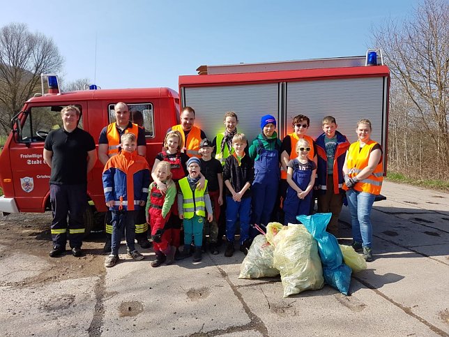Bild: Auch die Feuerwehr packte beim Fr&uuml;hjahrsputz mit zu.