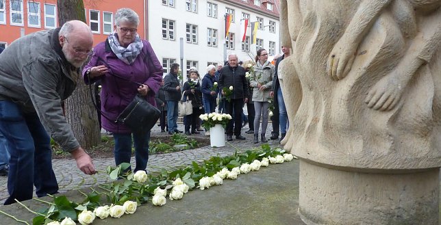 Bild: Wei&szlig;e Rosen niedergelegt