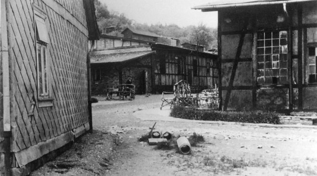 Bild: Ansicht des Lagers Ellrich-Juliush&uuml;tte, nach 1945. Rechts Block 1, im Hintergrund Mitte Block 4