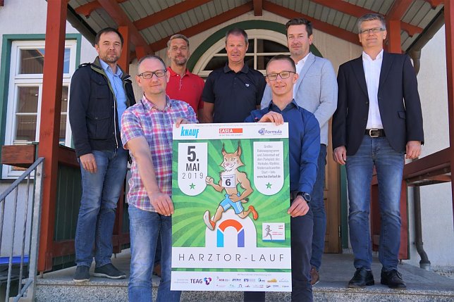 Bild: Dirk und Willy Wackerhagen pr&auml;sentieren das Plakat des 6. Harztor-Laufs.