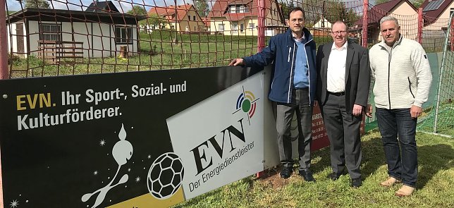 Bild: Werbetafel &uuml;bergeben