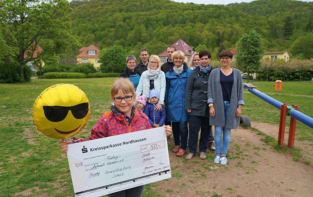 Bild: Foto: Hanna Hirschelmann mit dem Spendenscheck, den die Mitglieder des Ilfelder Kita-F&ouml;rdervereins Kleine Strolche &uuml;bergeben haben.
