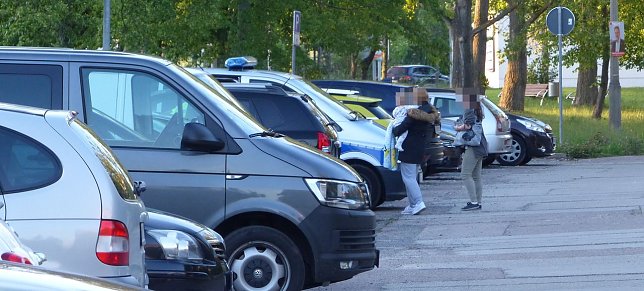 Bild: Frau und Kind werden in Sicherheit gebracht
