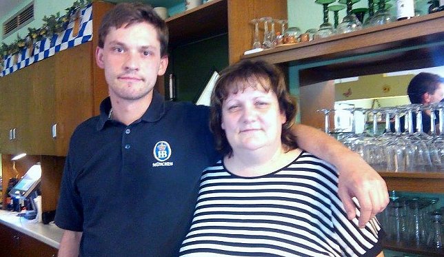 Bild: Mit ihrem Sohn Benjamin verl&auml;sst Wirtin Steffi Holzheuer am 13. Juli  die Gastst&auml;tte Friedenseiche in Salza.