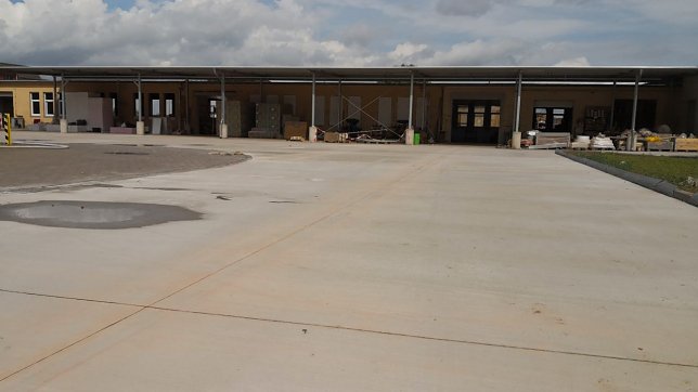 Bild: Betonierte Fl&auml;che, im Hintergrund das Magazin