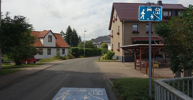 Bild: Stra&szlig;enmarkierung soll Kraftfahrer bremsen