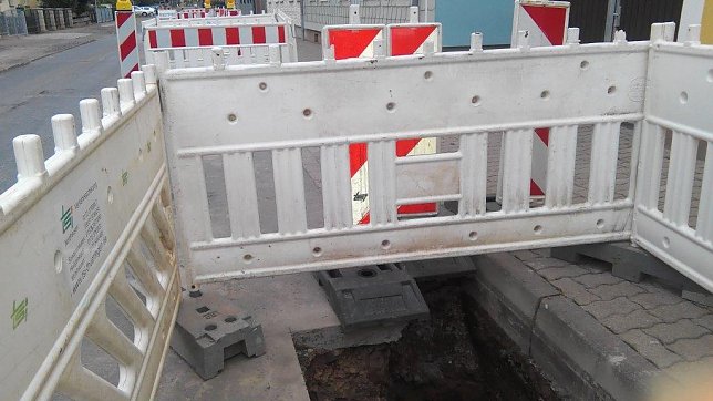 Bild: Eingebaut wurden vier Sickersch&auml;chte und Stra&szlig;eneinl&auml;ufen. Jetzt kann sich kein Wasser mehr bei starken Regenf&auml;llen anstauen.
