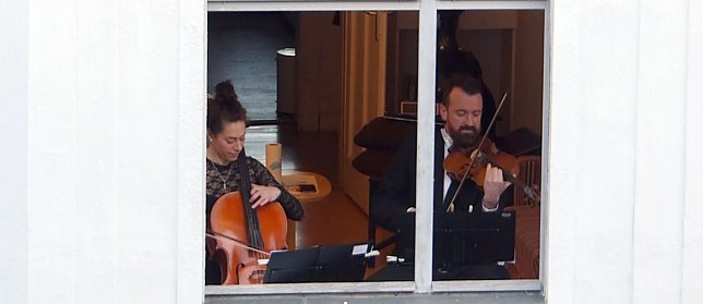 Bild: Melissa Hart und Artur Hubert geben erstes Fensterkonzert