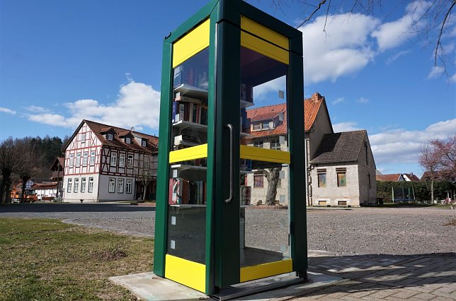 Bild: Die B&uuml;cherzelle steht auf dem Kirchplatz.