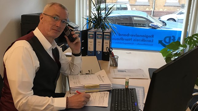 Bild: J&ouml;rg Prophet im AfD-B&uuml;ro