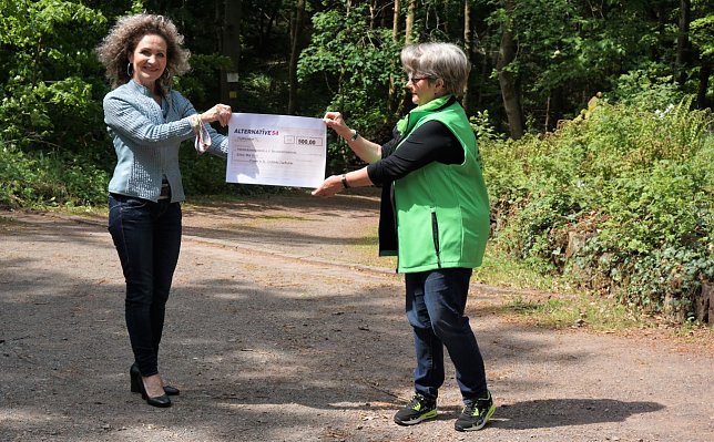 Bild: Birgit Keller &uuml;berreicht den Scheck an Christel Meyer.