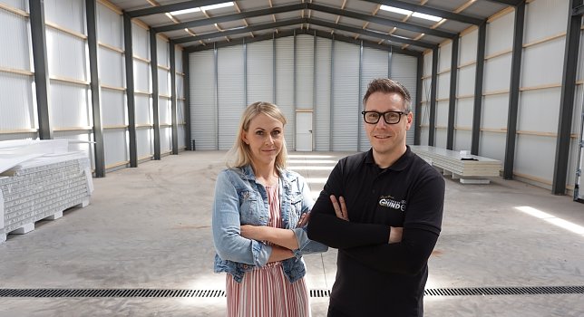 Bild: Die Geschwister Saskia und Sebastian Grund f&uuml;hren gemeinsam mit ihrem Vater Karl-Heinz Grund das Familienunternehmen in Berga. In wenigen Wochen soll die neue Halle als Reifenlager in Betrieb gehen.