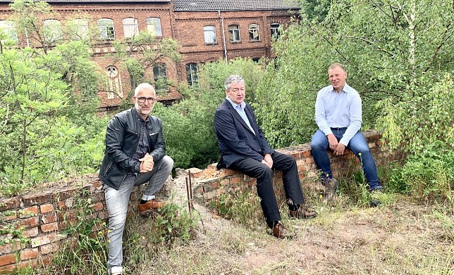 Bild: Axel Heck (links) und Silvio Wagner (rechts) kaufen von Schachtbau historische Objekte. In der Mitte Schachtbau-Gesch&auml;ftsf&uuml;hrer Michael Seifert.
