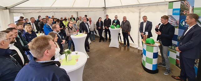 Bild: Die Reden wurden in einem Zelt gehalten, denn: das Wetter war nicht f&uuml;r eine Open-Air-Veranstaltung geeignet.