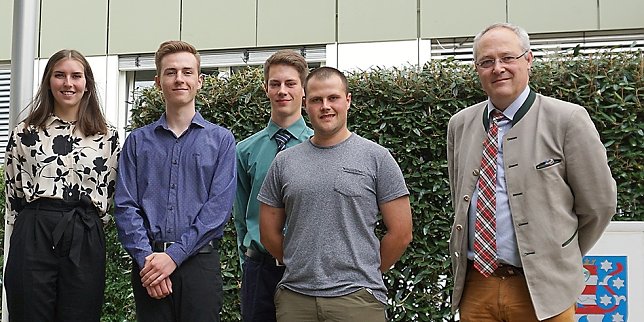 Bild: Th&uuml;ringenForst-Vorstand J&ouml;rn Ripken (re.) begr&uuml;&szlig;te die vier diesj&auml;hrigen DUAL-Studenten/in: Samantha Triller, Tobias R&uuml;diger, Jonathan Rettberg und Jonas Hartmann (li. nach re.)