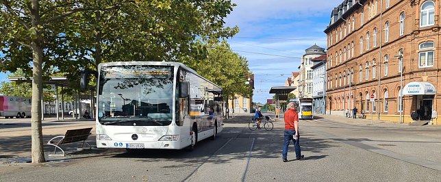 Bild: Hier treffen sich Bus und Bahn.