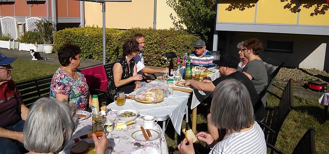 Bild:     In fr&ouml;hlicher Runde wurden die Sitzb&auml;nke, spendiert von der WBG, eingeweiht.