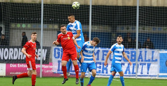 Bild: Simran Dhaliwal im Kopfball-Duell