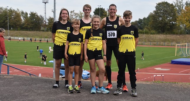 Bild: h.l.: Sina, Marco, Jens; v.l.: Finley, Maike, Timon 