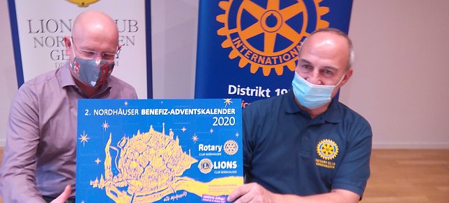 Bild: Ein Kalender  f&uuml;r einen guten Zweck. Das Anliegen der Advent-Kalender-Aktion des Rotaryclubs und des Lionsclubs Nordhausen erl&auml;uterten die Akteure heute Nachmittag in der Stadtbibliothek. Im Bild Michael Goerk vom Lionsclub (links) und Gunnar Haase vom Rotaryclub.