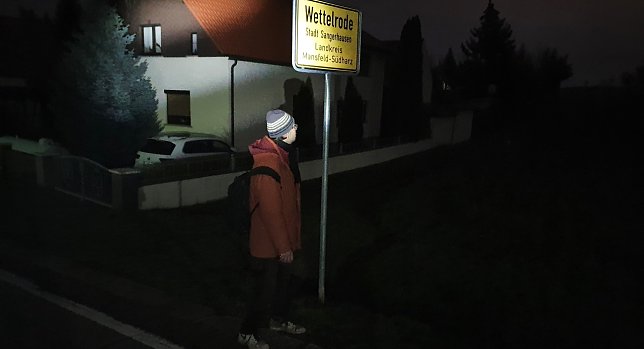 Bild: Zur Dokumentation unserer Langstreckenwanderung fotografierten wir Wanderwegs- und Stra&szlig;enwegweiser.