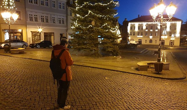 Bild: Der Eisleber Weinachtsmarkt mit den einsamen Weihnachtsb&auml;umen am zeitigen Sonntagmorgen