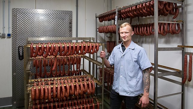 Bild: Fleischermeister Sascha Dauer im Reiferaum.