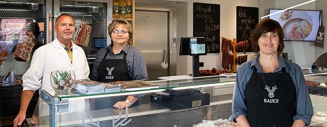 Bild: Silvia Agte und Bettina Gliesing im Verkaufsraum der Bauer Fleischspezialit&auml;ten. Links im Bild ihr Chef Dieter G&ouml;bel, Gesch&auml;ftsf&uuml;hrer der Wippertaler Agrar GmbH.