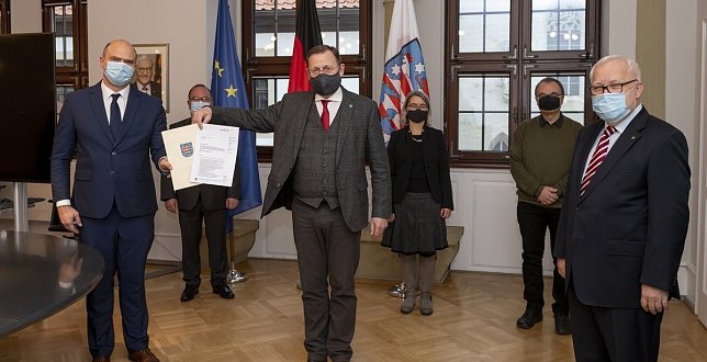 Bild: F&ouml;rderbescheid &uuml;bergeben
