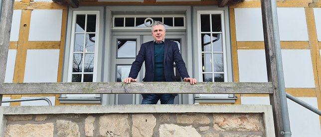 Bild: Andreas Gerbothe vor der Gemeindeverwaltung in Klettenberg