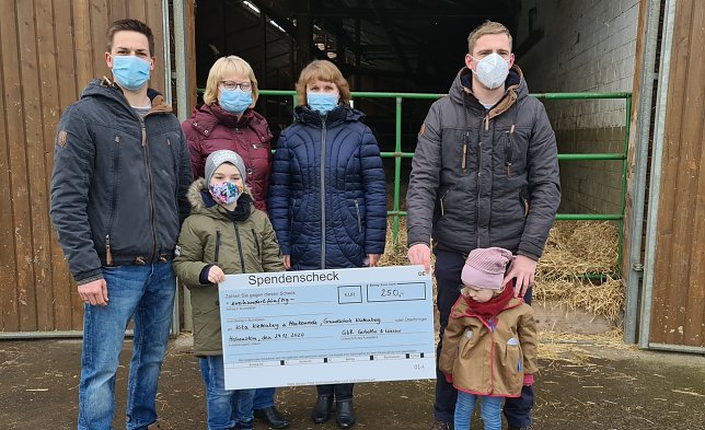 Bild: Von links: Marcus Gerbothe, Jana Selig (Hortkoordinatorin), Carola Gr&uuml;tzner-Radke (Schulleiterin) und Alexander Wiesner sowie die beiden Kinder Niklas und Ida