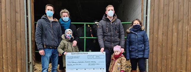 Bild: Von links: Marcus Gerbothe, Ines Hein (Kita-Leiterin in Klettenberg), Niklas Gerbothe, Alexander Wiesner, Ida Wiesner und Cordula Schneider (stellvertretende Kita-Leiterin)