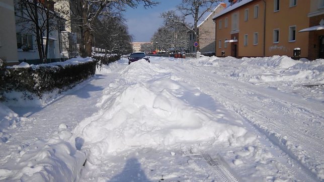 Bild: Die Hardenbergstra&szlig;e verengt sich. Berge an Schnee am Stra&szlig;enrand. Ein Parken ist kaum noch m&ouml;glich. Selbst ein Schneeflug w&uuml;rde die Lage nicht verbessern. Beste L&ouml;sung: Ber&auml;umung der wei&szlig;en T&uuml;rme.