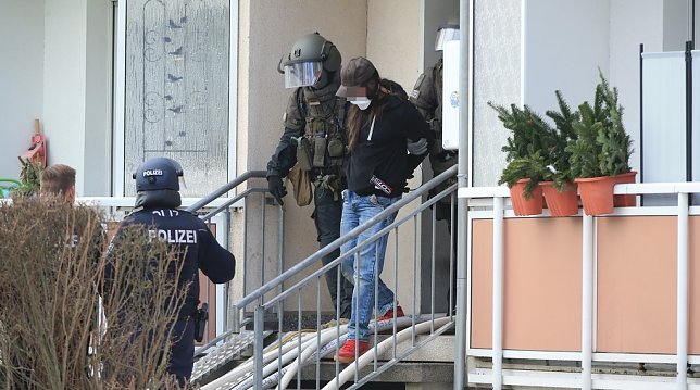 Bild: Hier wird der mutma&szlig;liche T&auml;ter abgef&uuml;hrt