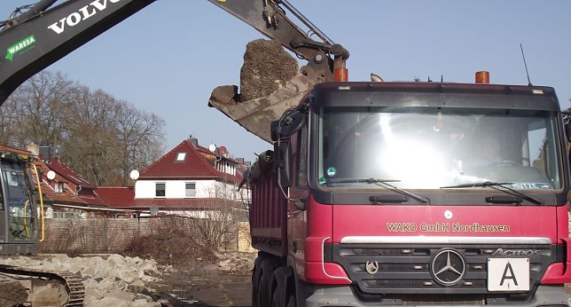 Bild: Mit schwerer Technik werden die Betonbrocken auf wuchtige Fahrzeuge geladen.