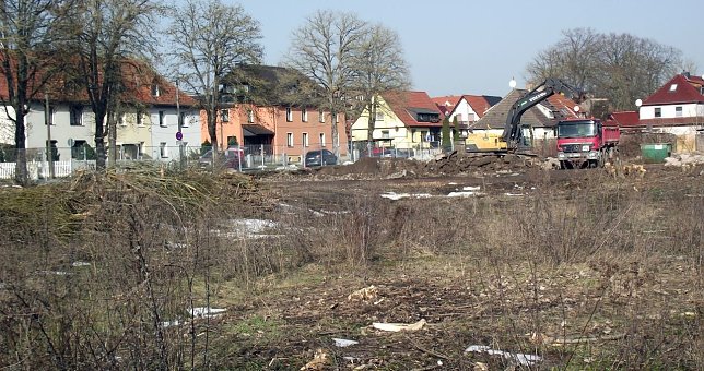 Bild: Von Betonplatten und Wildwuchs befreit, soll sich diese Fl&auml;che mit dem Bau von Wohnungen schlie&szlig;en.