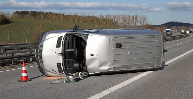 Bild: Reifenplatzer f&uuml;hrt zu Unfall