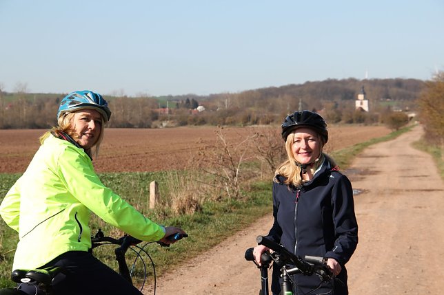 Bild: Beanke Juch will B&uuml;rgermeisterin von Werther werden und Jeanette Goedecke (beide CDU) tritt zur Landratswahl an. Beide waren mit dem Rad unterwegs und werben f&uuml;r mehr Radwege.