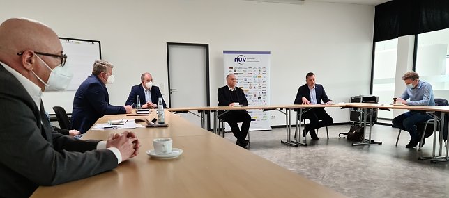 Bild: Beratung im Autohaus