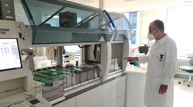 Bild: Neuer Probenverteiler am Institut f&uuml;r Labordiagnostik, Mikrobiologie, Transfusionsmedizin und Pathologie