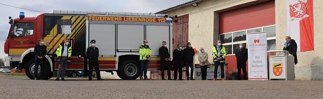 Bild: Zwei neue Fahrzeuge &uuml;bergeben